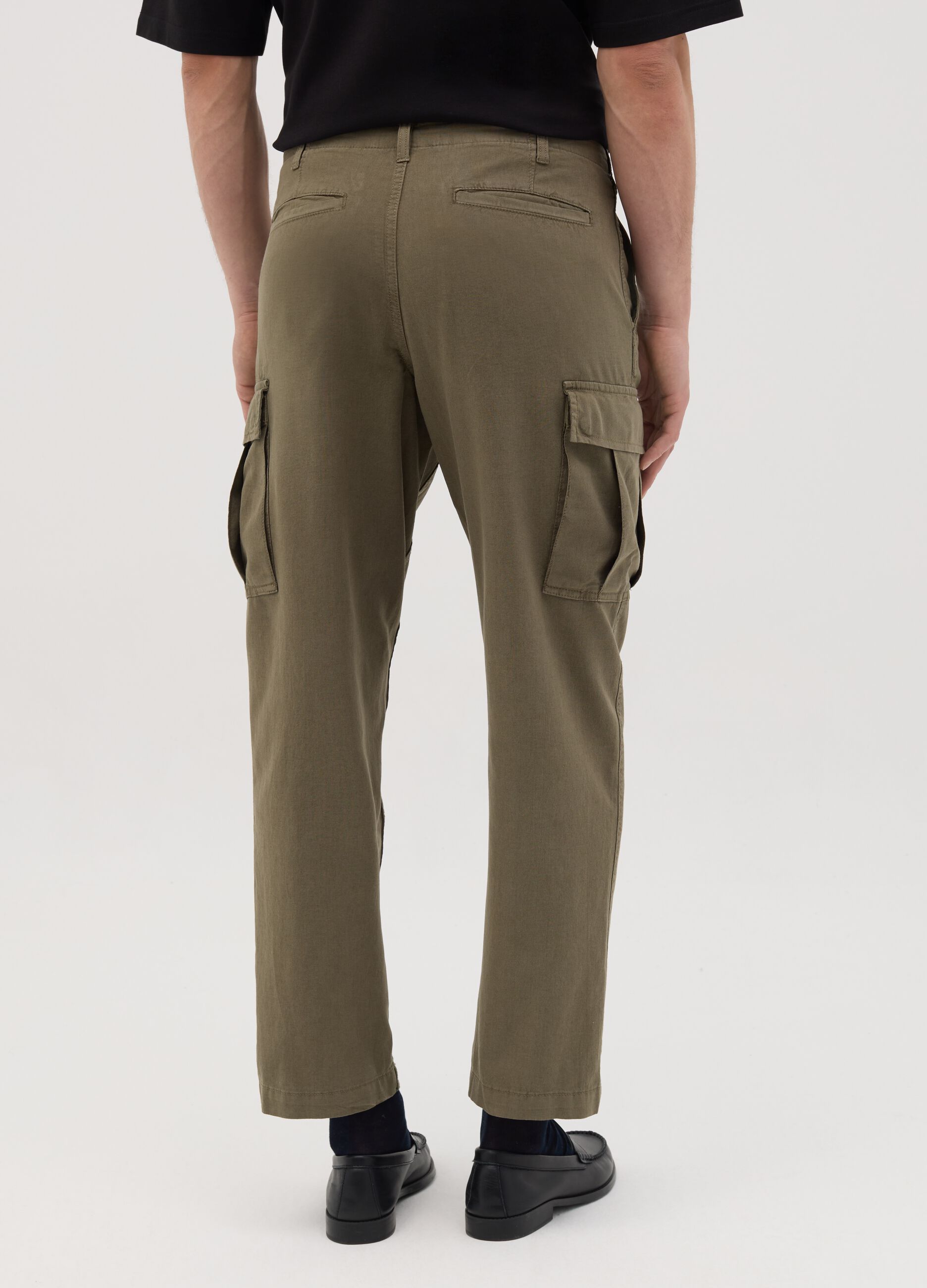 Pantaloni cargo da uomo in lino e cotone verdi regular fit con tasche multiple