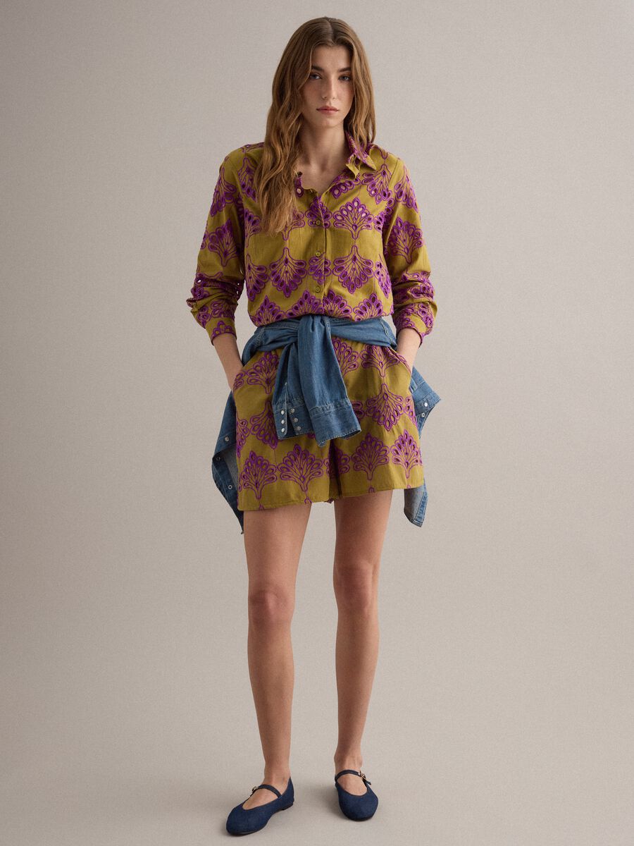 Shorts multicolor in puro cotone con ricami traforati regular fit_0