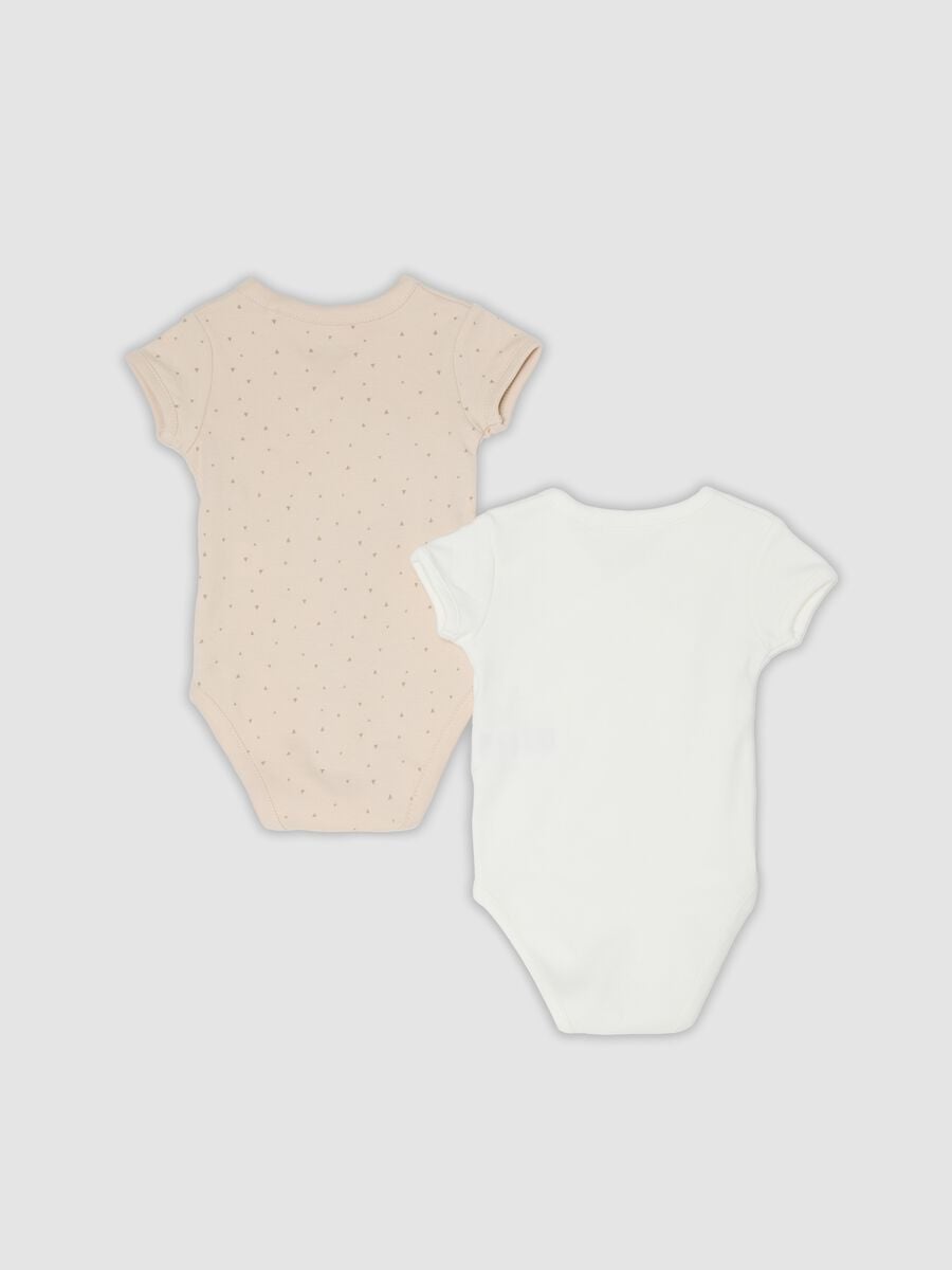 Bipack di body beige e bianco in cotone organico a maniche corte per bimbo_1