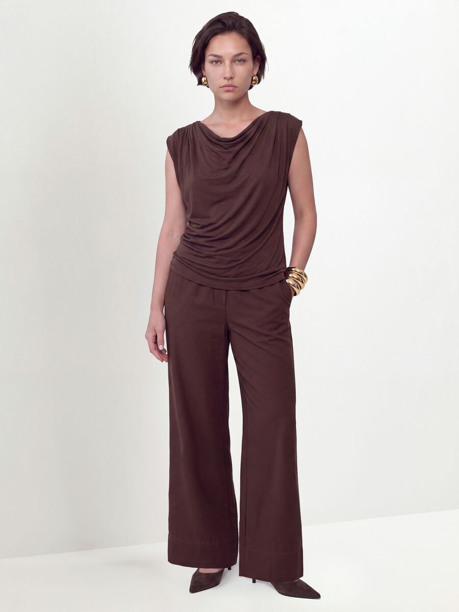 T-shirt marrone in viscosa elasticizzata con scollo drappeggiato_2