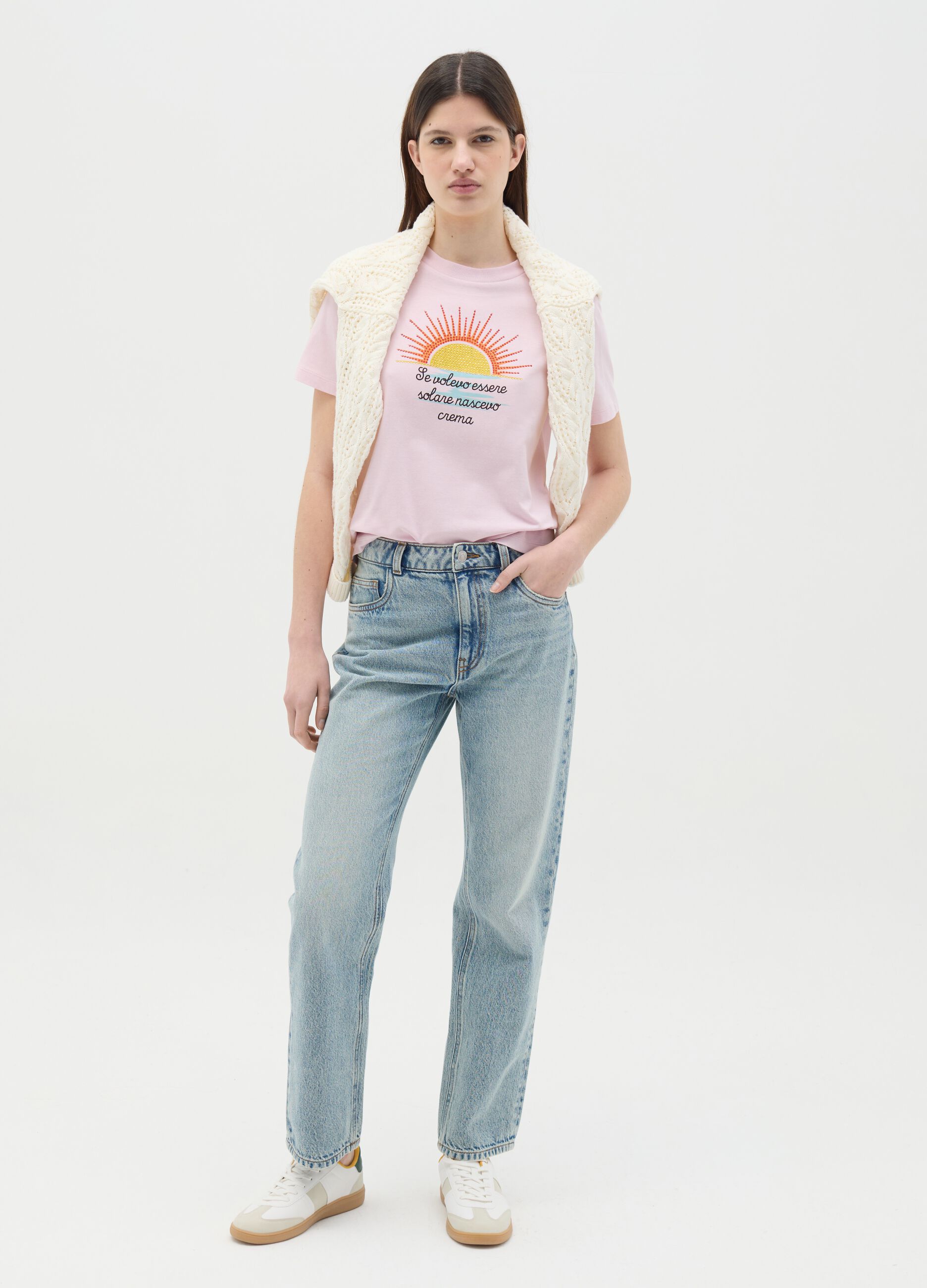 Pink T-shirt with "Se volevo essere solare nascevo crema" and diamantés
