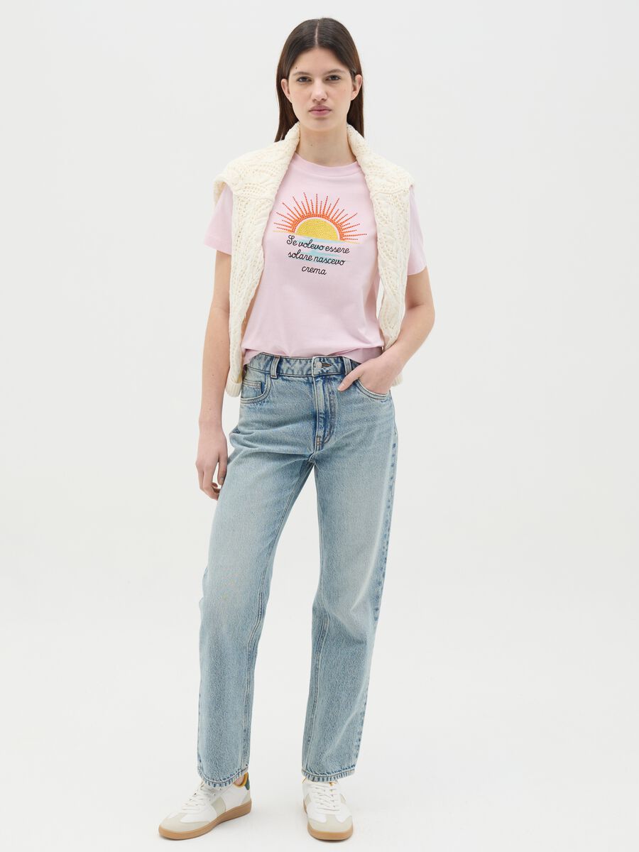 Pink T-shirt with "Se volevo essere solare nascevo crema" and diamantés_1