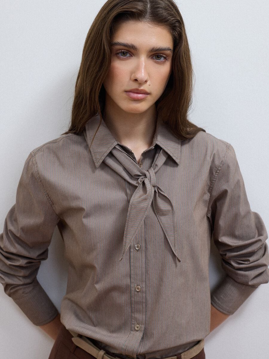 Camicia multicolor in cotone elasticizzato con collo foulard_0