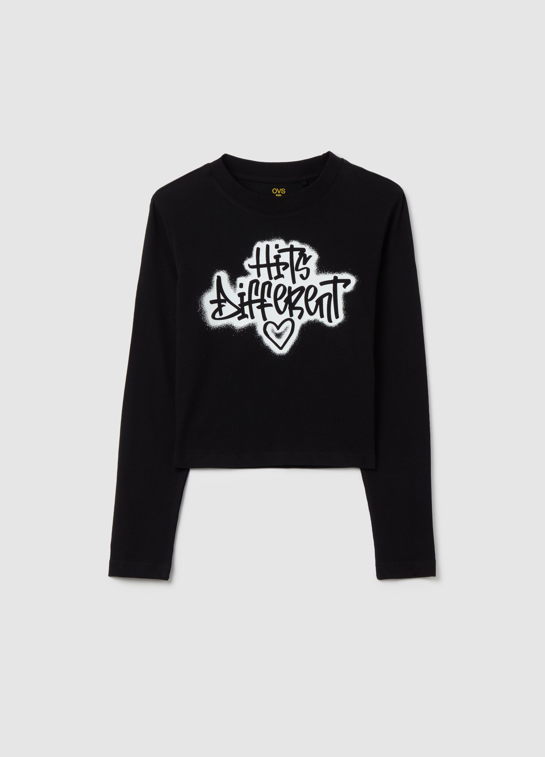 T-shirt maniche lunghe in cotone "Hits Different"