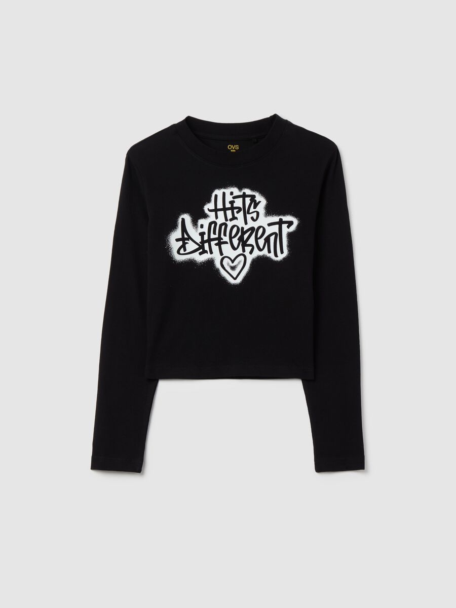 "Hits Different" T-shirt with long sleeves in cotton_3