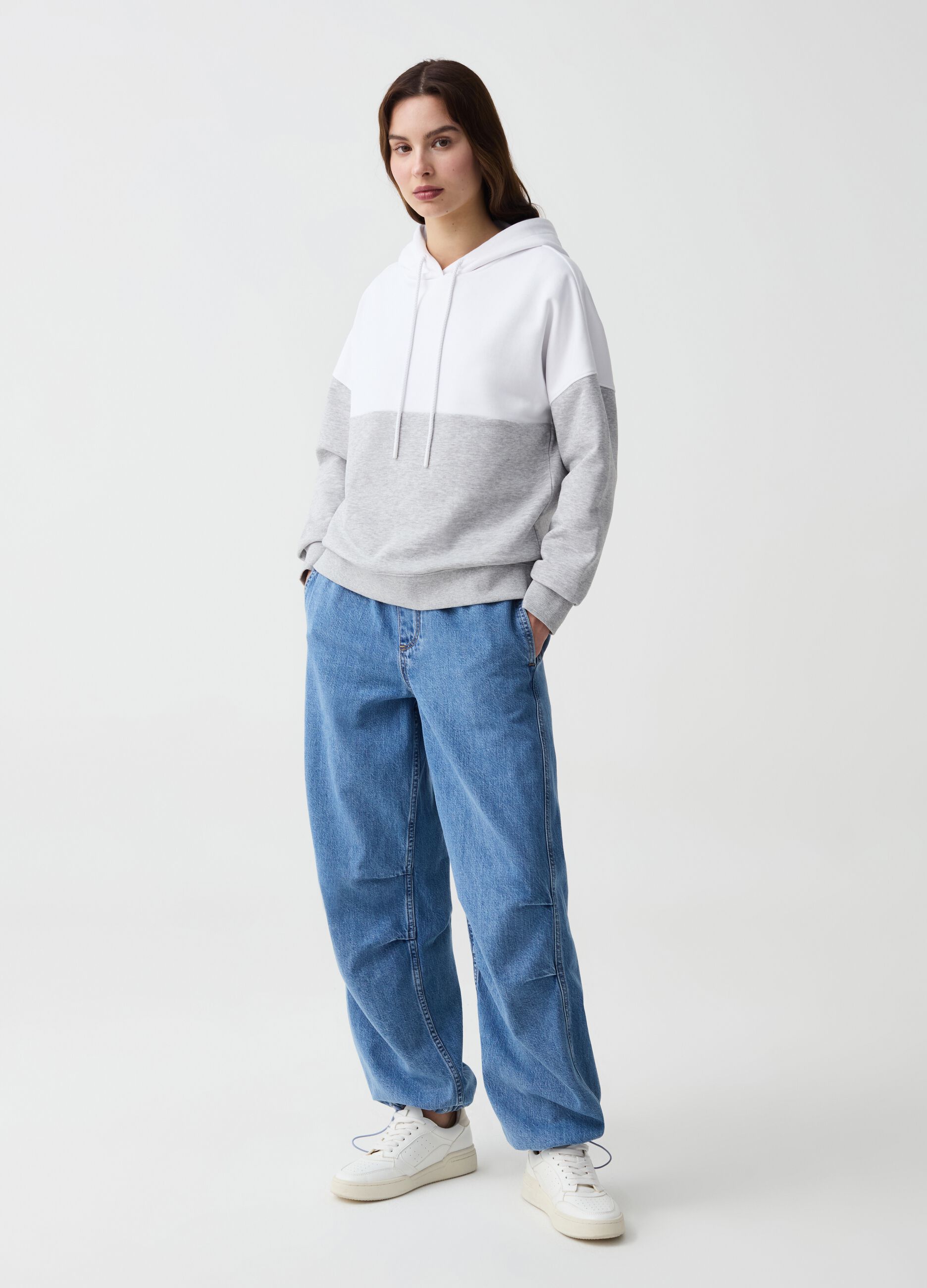 Essential two-tone oversized sweatshirt with hood