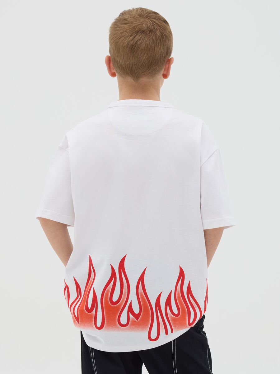 T-shirt in cotone con stampa fiamme "High Flame"_2