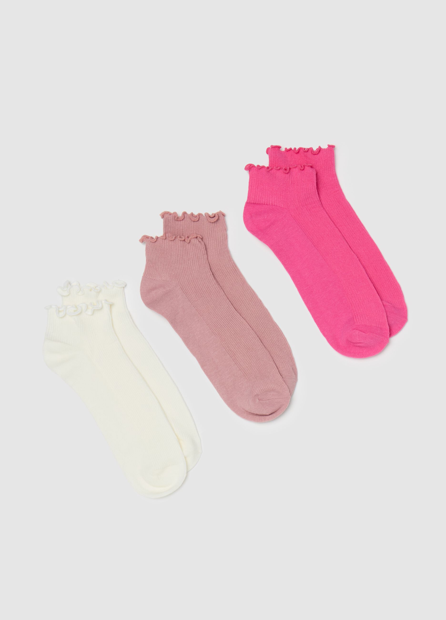 Three-pair pack sneaker liners with wavy edging