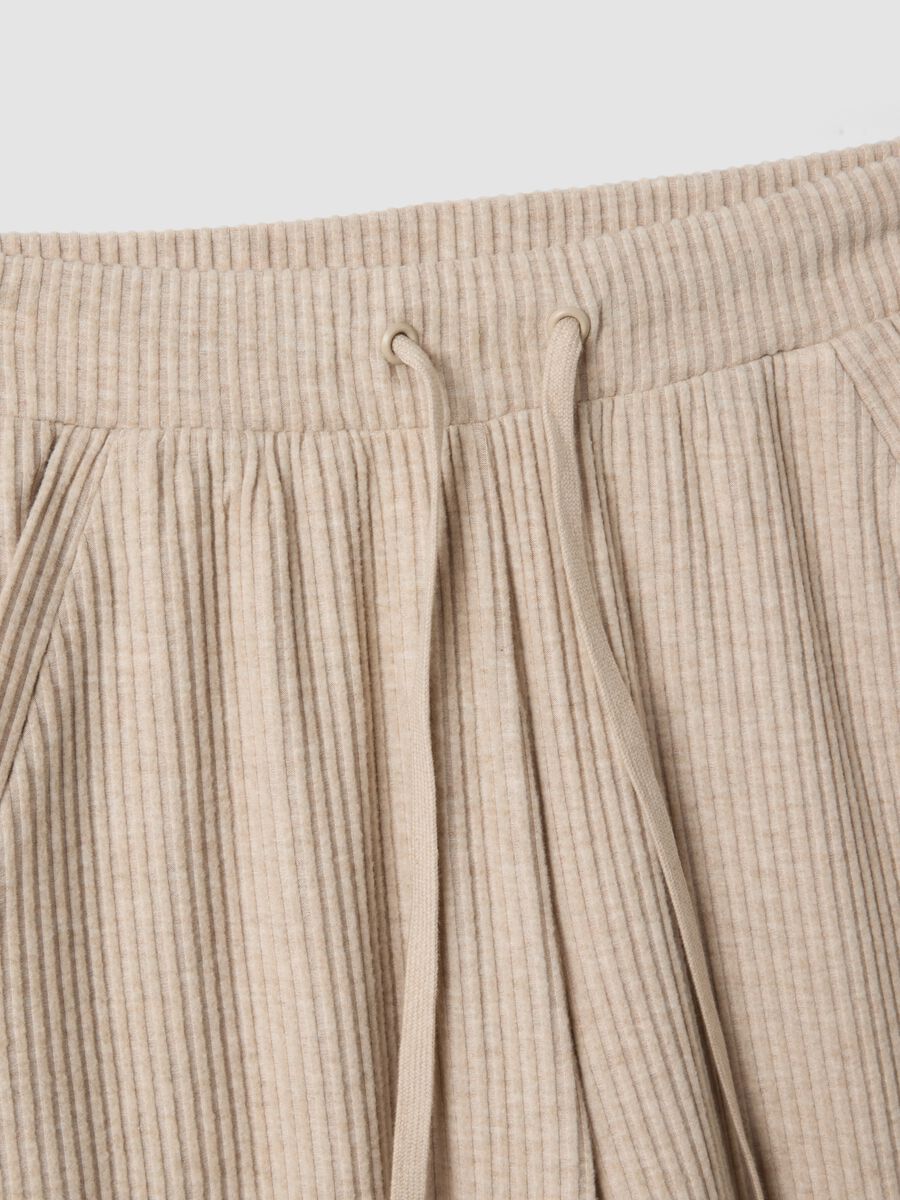 Pantaloni beige in viscosa elasticizzata a coste straight fit_1