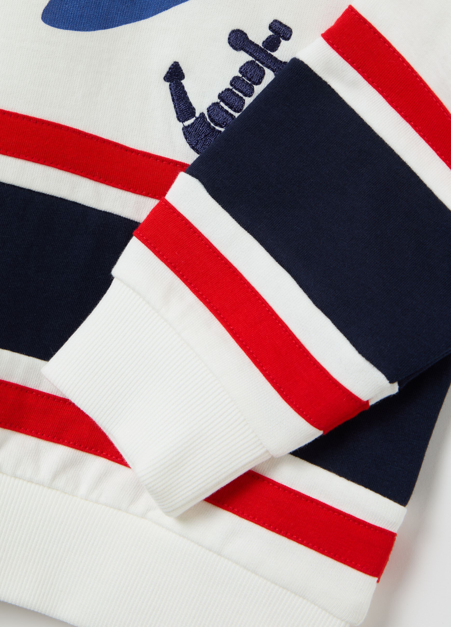 Sweatshirt with hood and "Sailing Team" embroidery