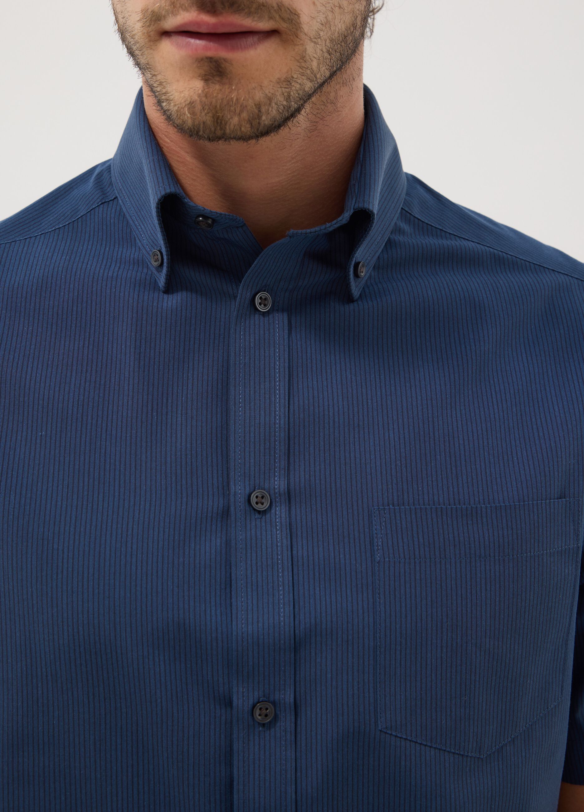 Blue short-sleeved shirt with button-down collar