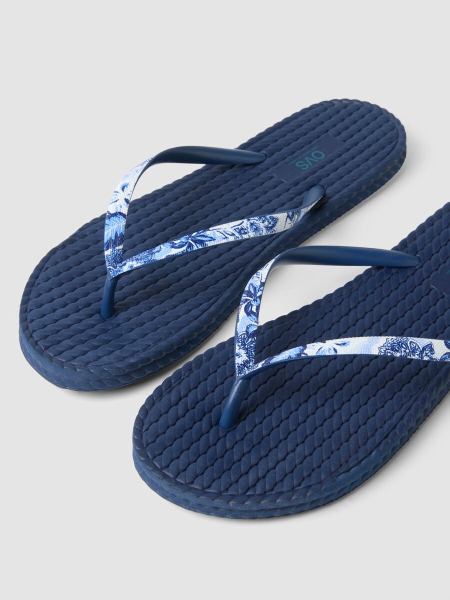 Infradito blu con fascette floreali e texture intrecciata_1