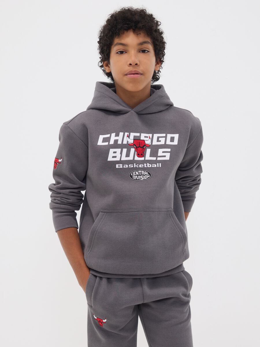 Felpa grigia con cappuccio in misto cotone e stampa Chicago Bulls per ragazzo_1
