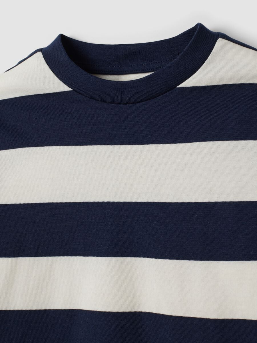 T-shirt multicolor in puro cotone a righe con girocollo per bambino_2