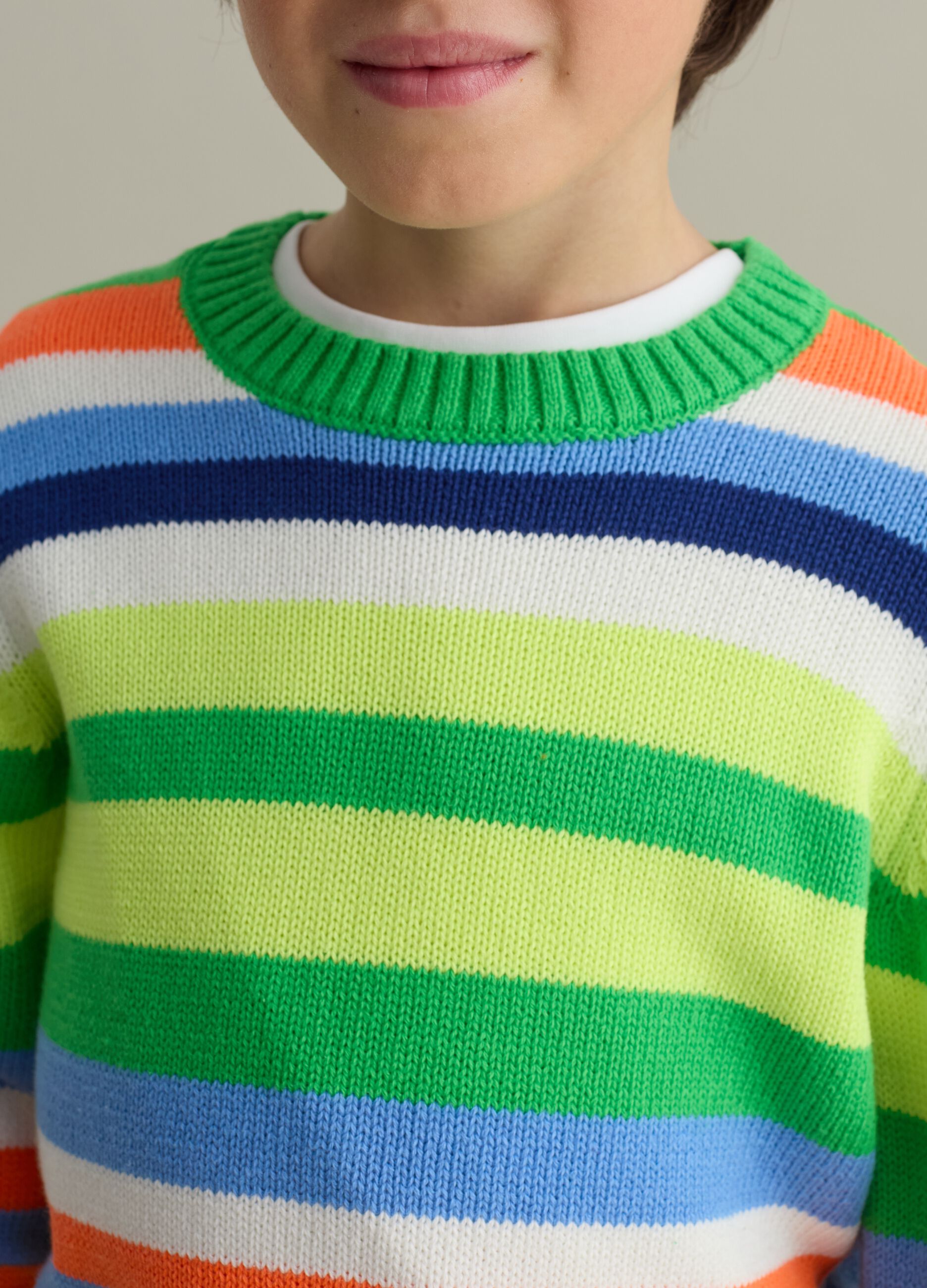 Pullover in fantasia a righe multicolore 
