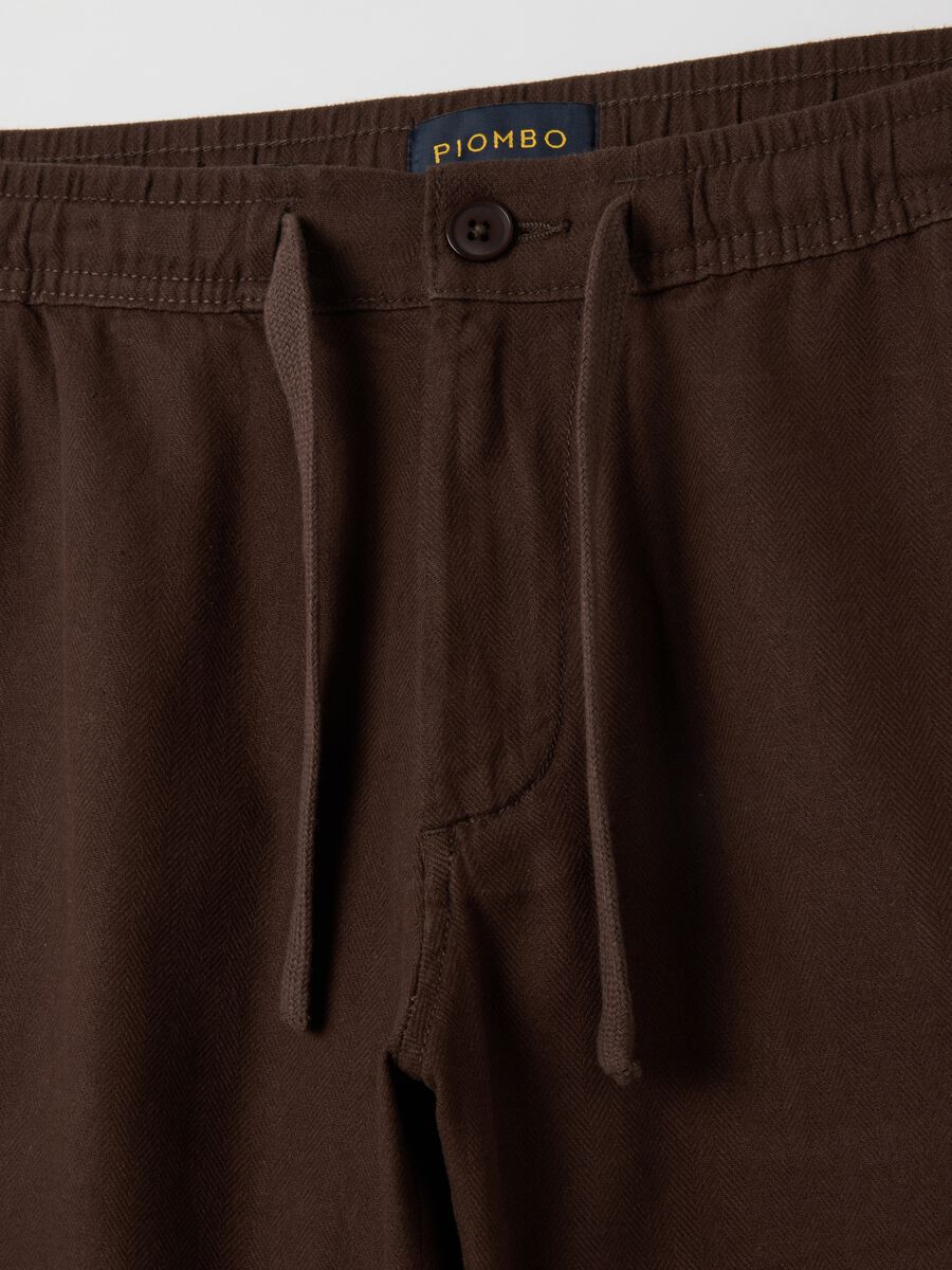 Pantaloncini da uomo in misto cotone marrone regular fit_1
