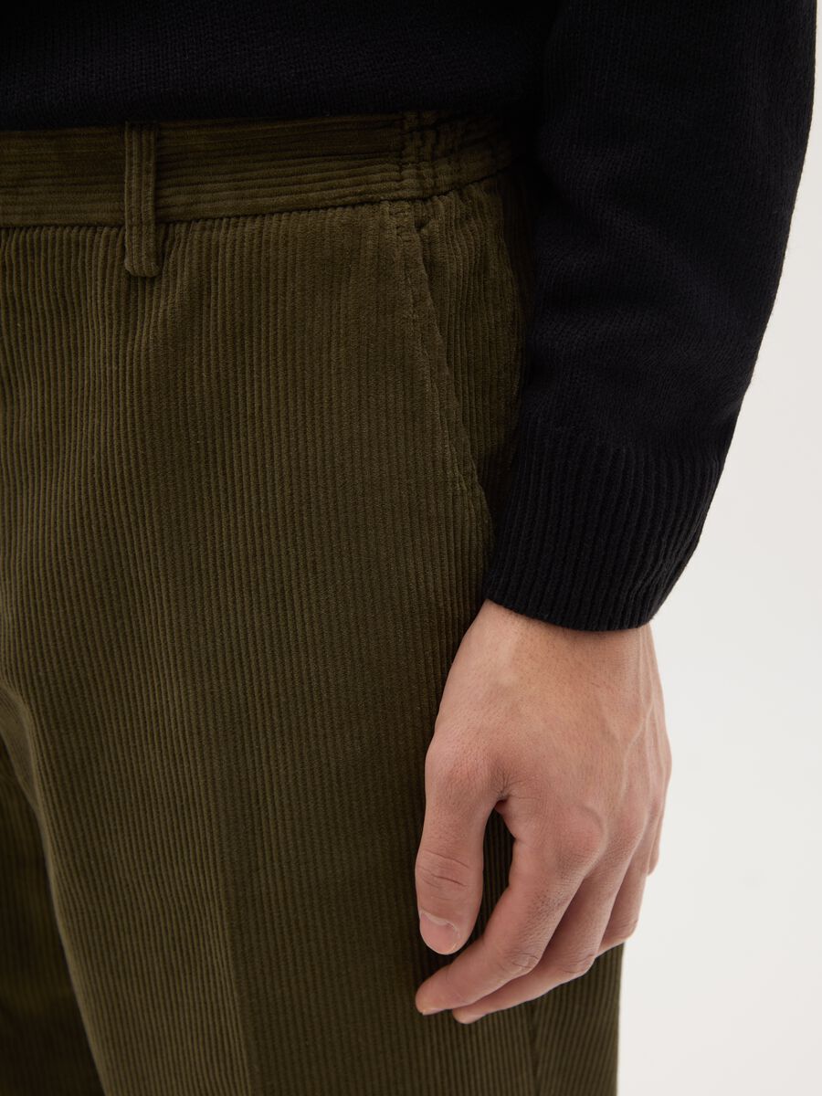 Green corduroy chino trousers in pure cotton, regular fit_3