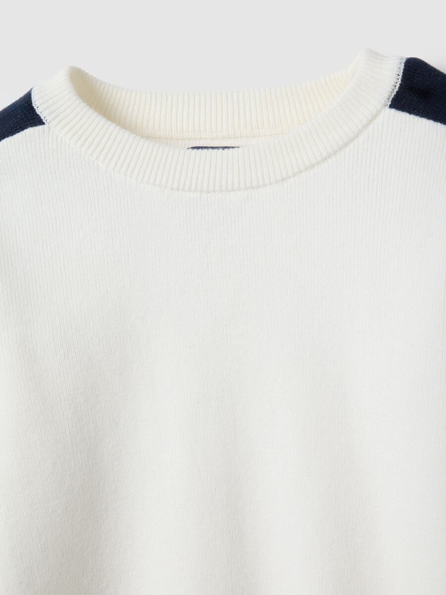 Maglia in puro cotone bianca a righe blu vestibilit&agrave; over da bambino_2