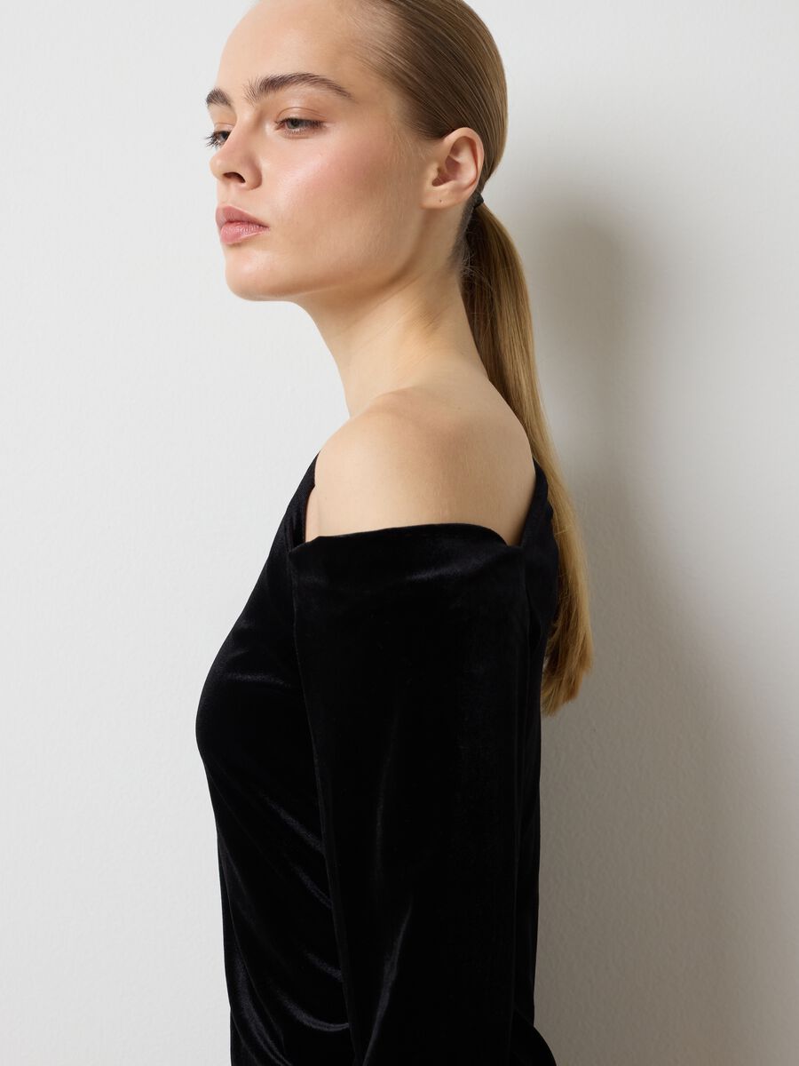 Black velvet slim fit dress with drapery_3