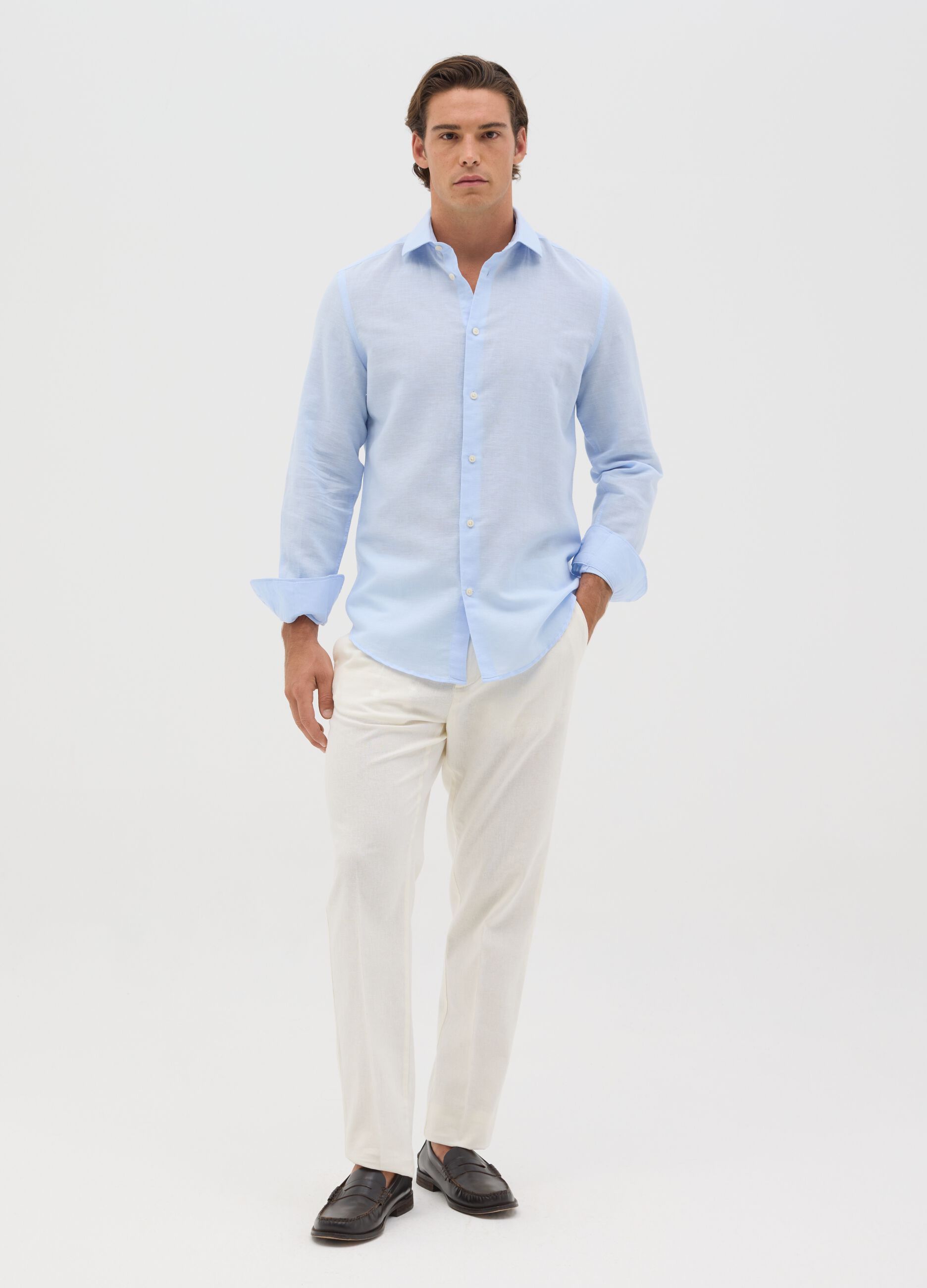 Men’s light blue slim-fit shirt in linen blend with cutaway collar