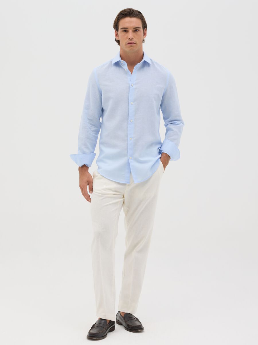 Men’s light blue slim-fit shirt in linen blend with cutaway collar_1