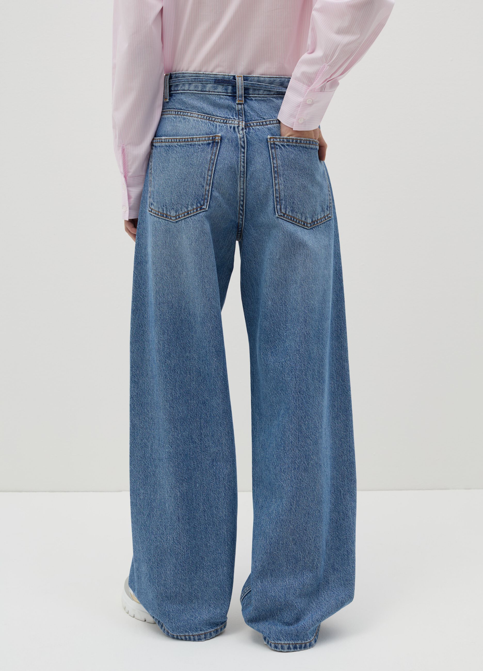 Wide-leg jeans with thin belt