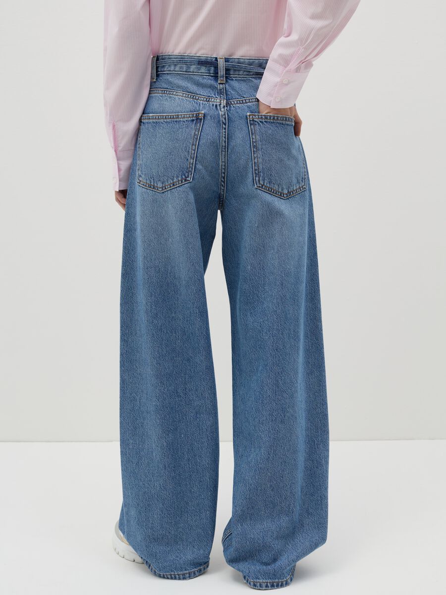 Wide-leg jeans with thin belt_2