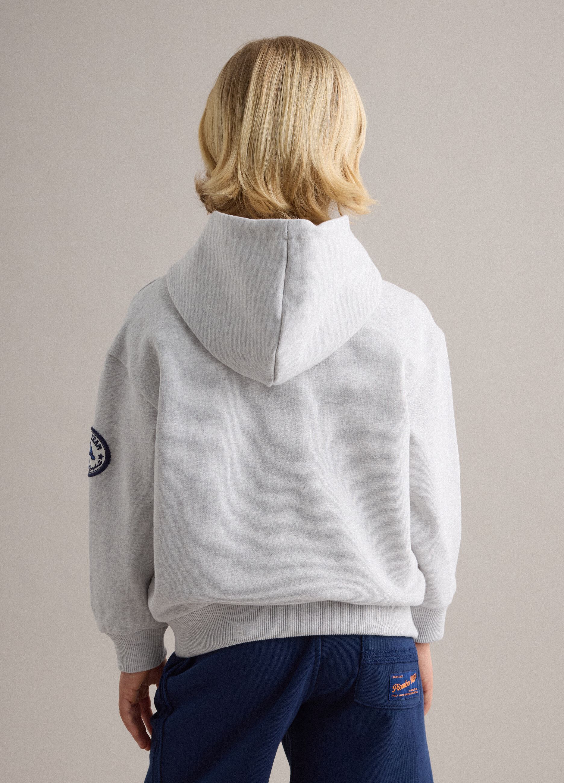 Felpa in misto cotone grigia da bambino regular fit con patch