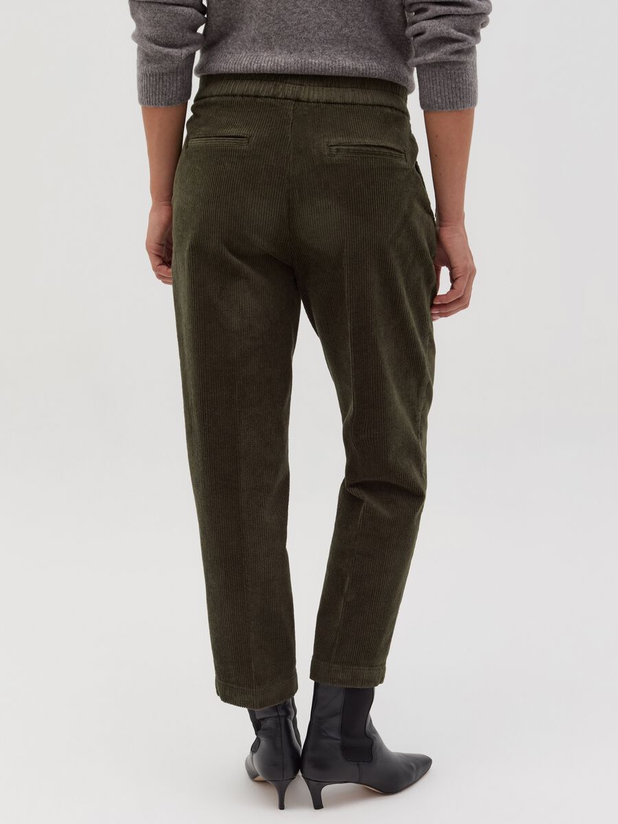 Carrot-fit trousers in corduroy with darts_2
