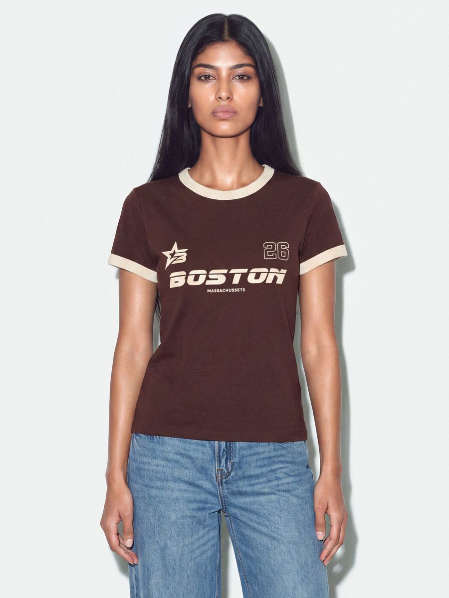 T-shirt marrone in cotone con stampa grafica frontale e bordi a contrasto_0