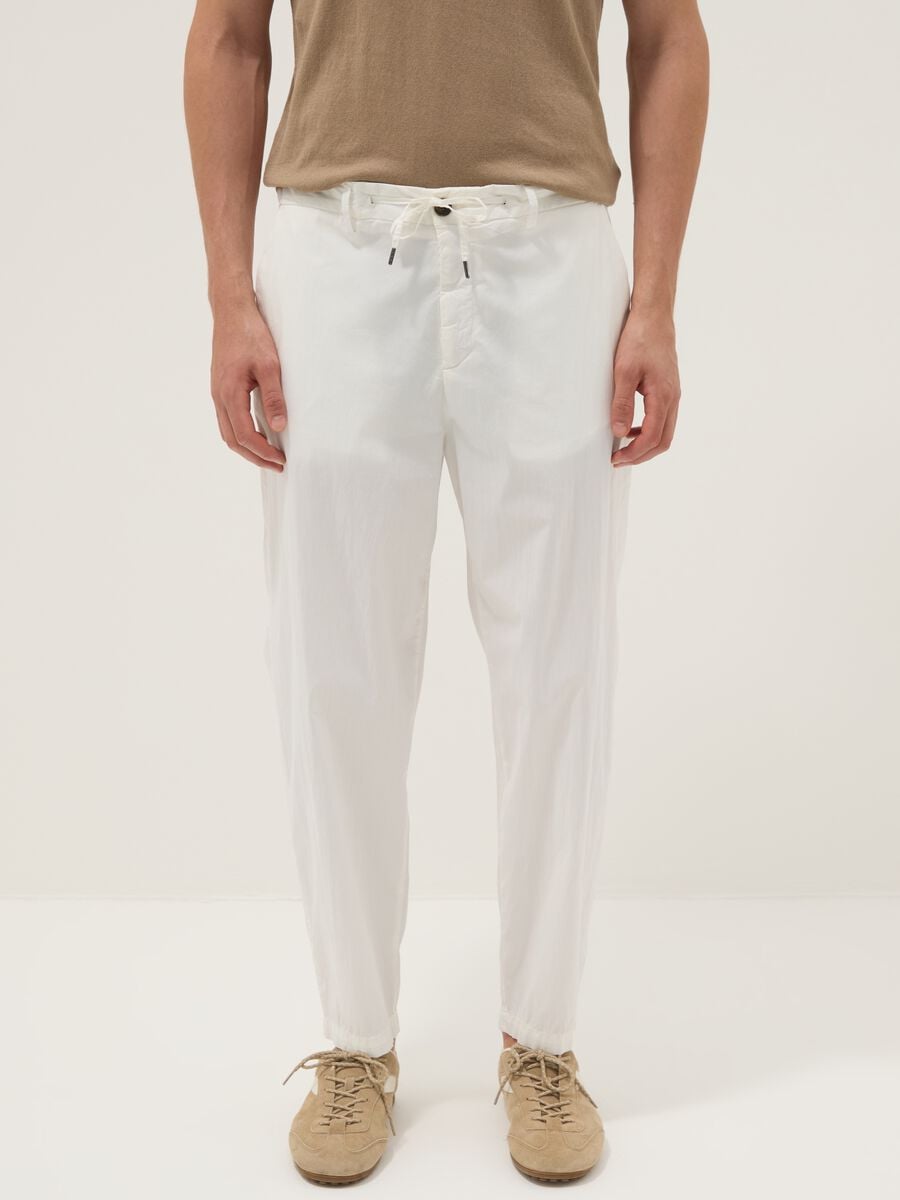 Pantaloni chino bianchi in cotone elasticizzato carrot fit_1