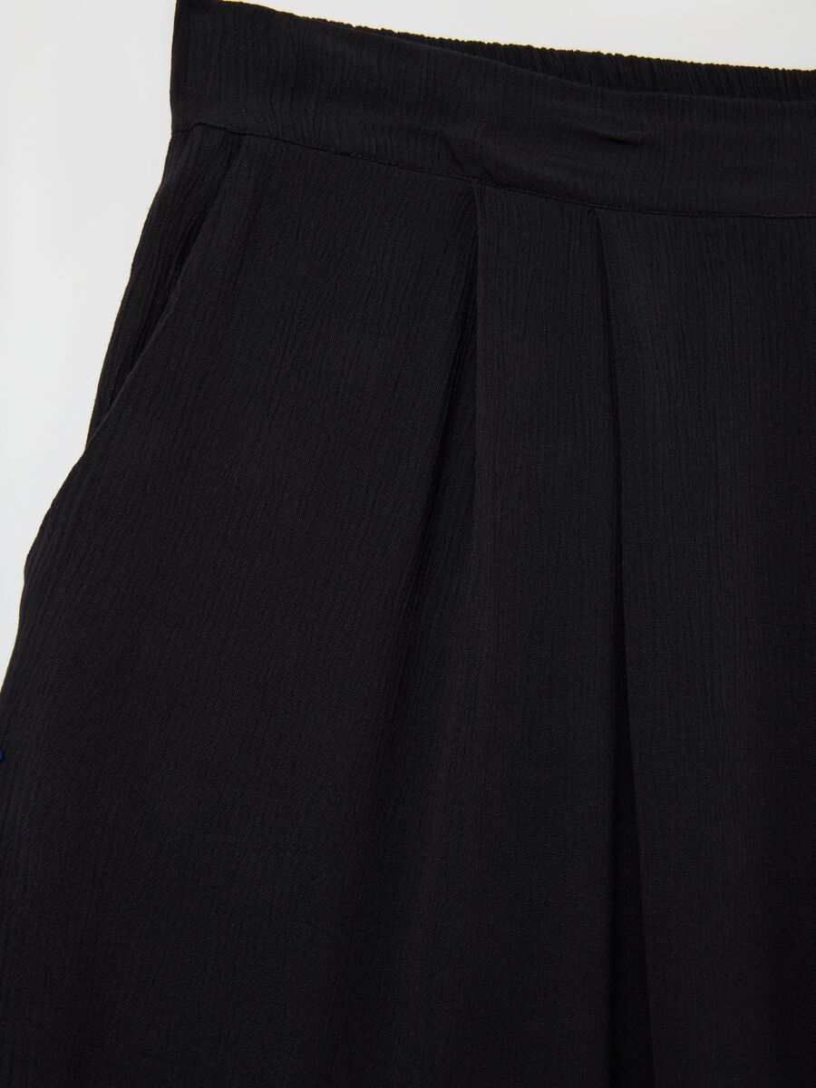 Women's black viscose shorts with relaxed fit_5