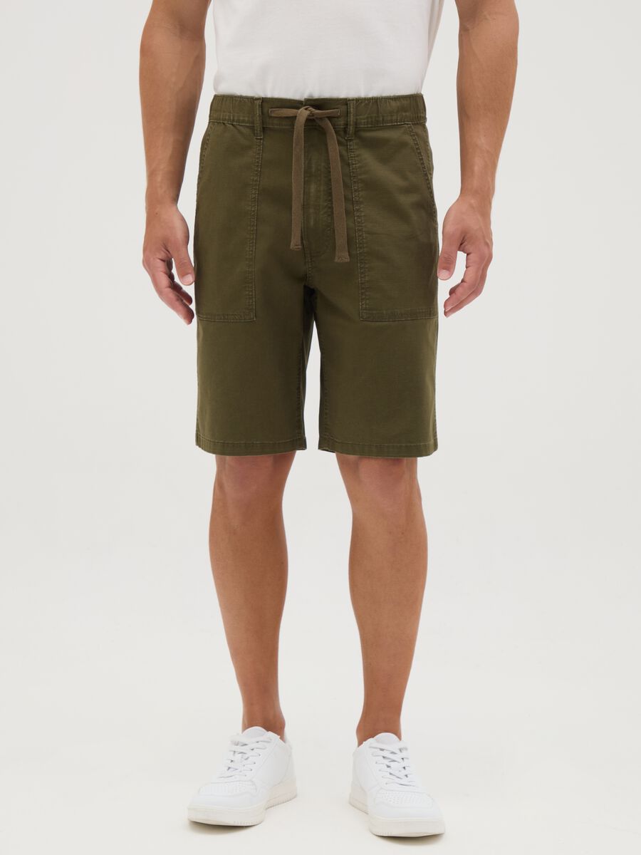 Pantaloncini da uomo in cotone elasticizzato verde regular fit_1