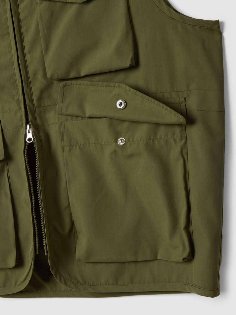 Regular fit green gilet with zip and front pockets_1