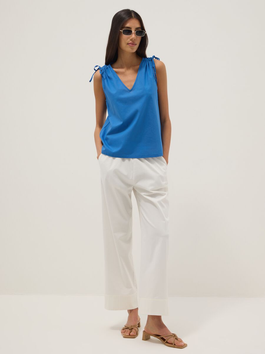 Blusa azzurra in puro cotone con scollo a V_2