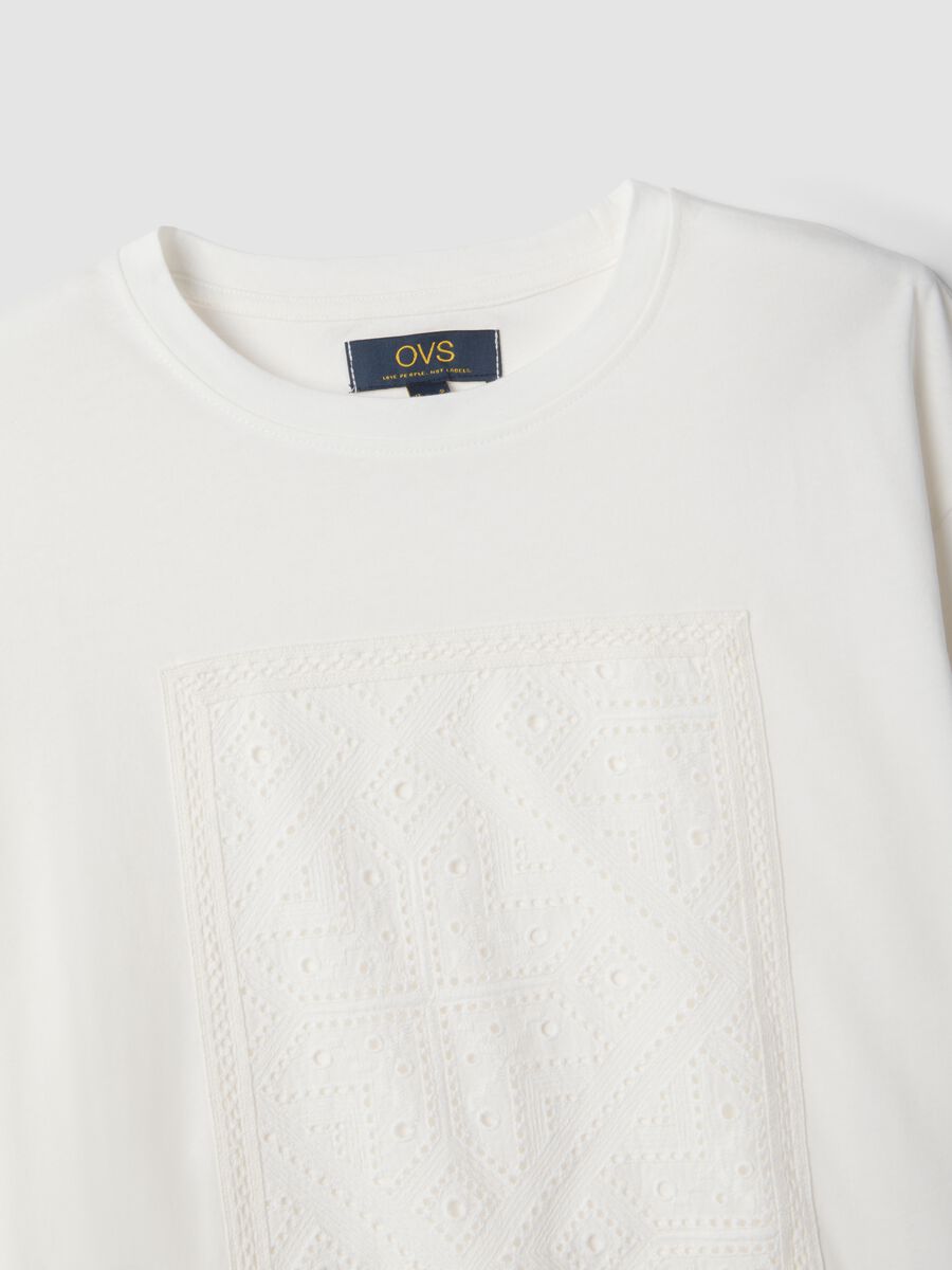 White pure cotton regular-fit T-shirt with perforated detail_1