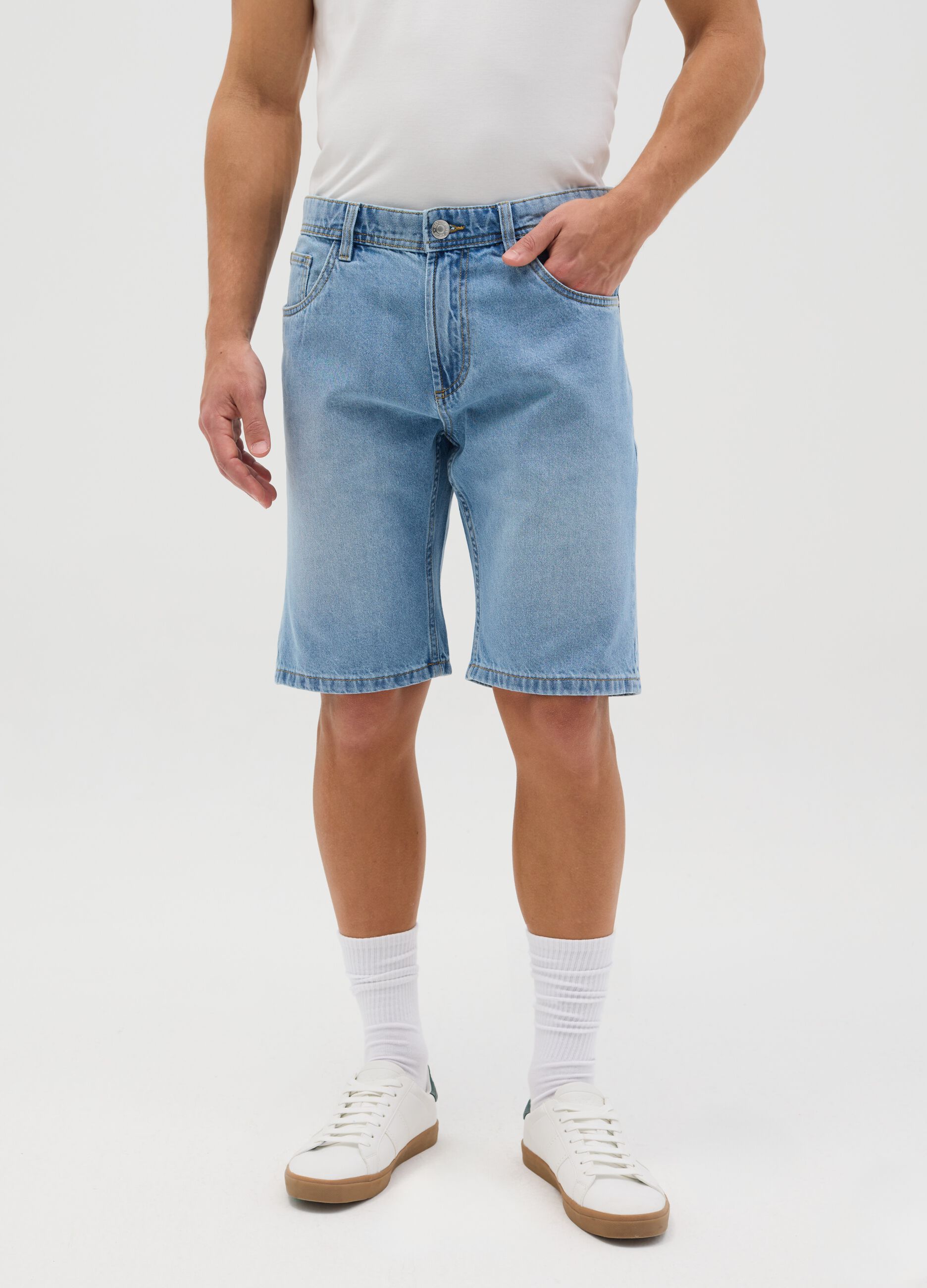 Light blue slim-fit Bermuda shorts in denim