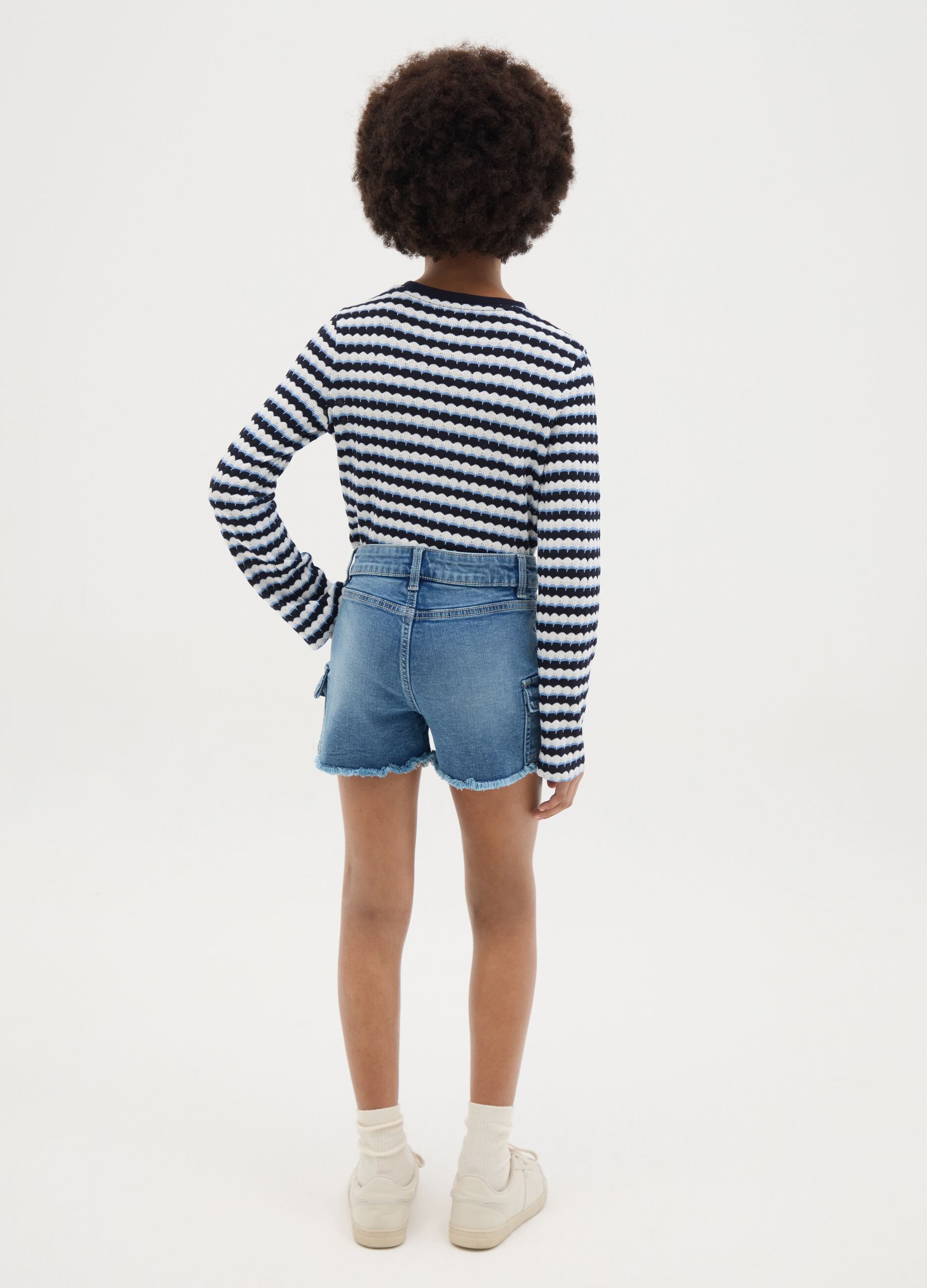Shorts cargo denim con orlo sfrangiato