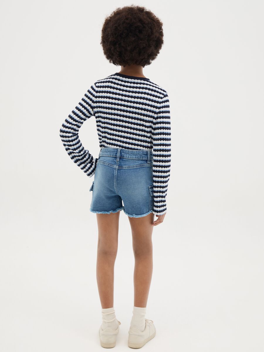 Shorts cargo denim con orlo sfrangiato_3