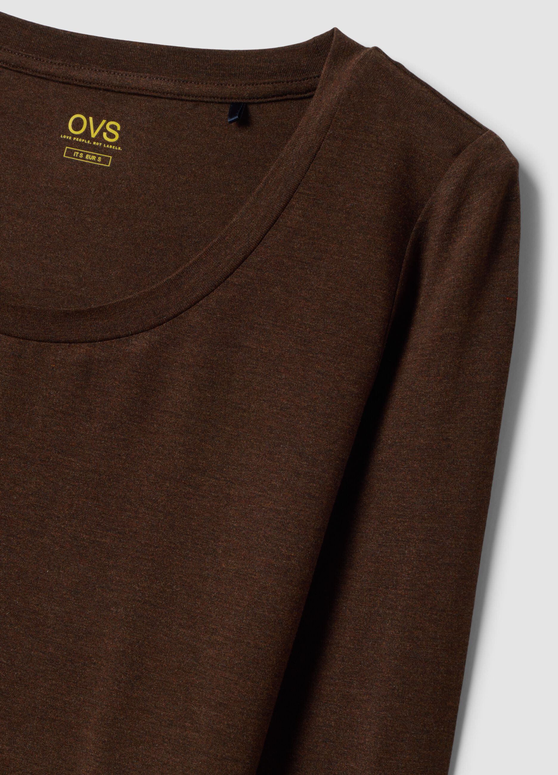 T-shirt marrone in viscosa elasticizzata con girocollo slim fit