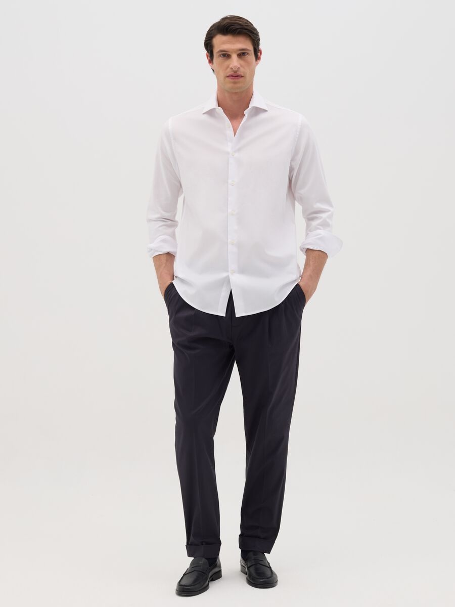 Men’s trousers in blue stretch cotton with carrot fit_0