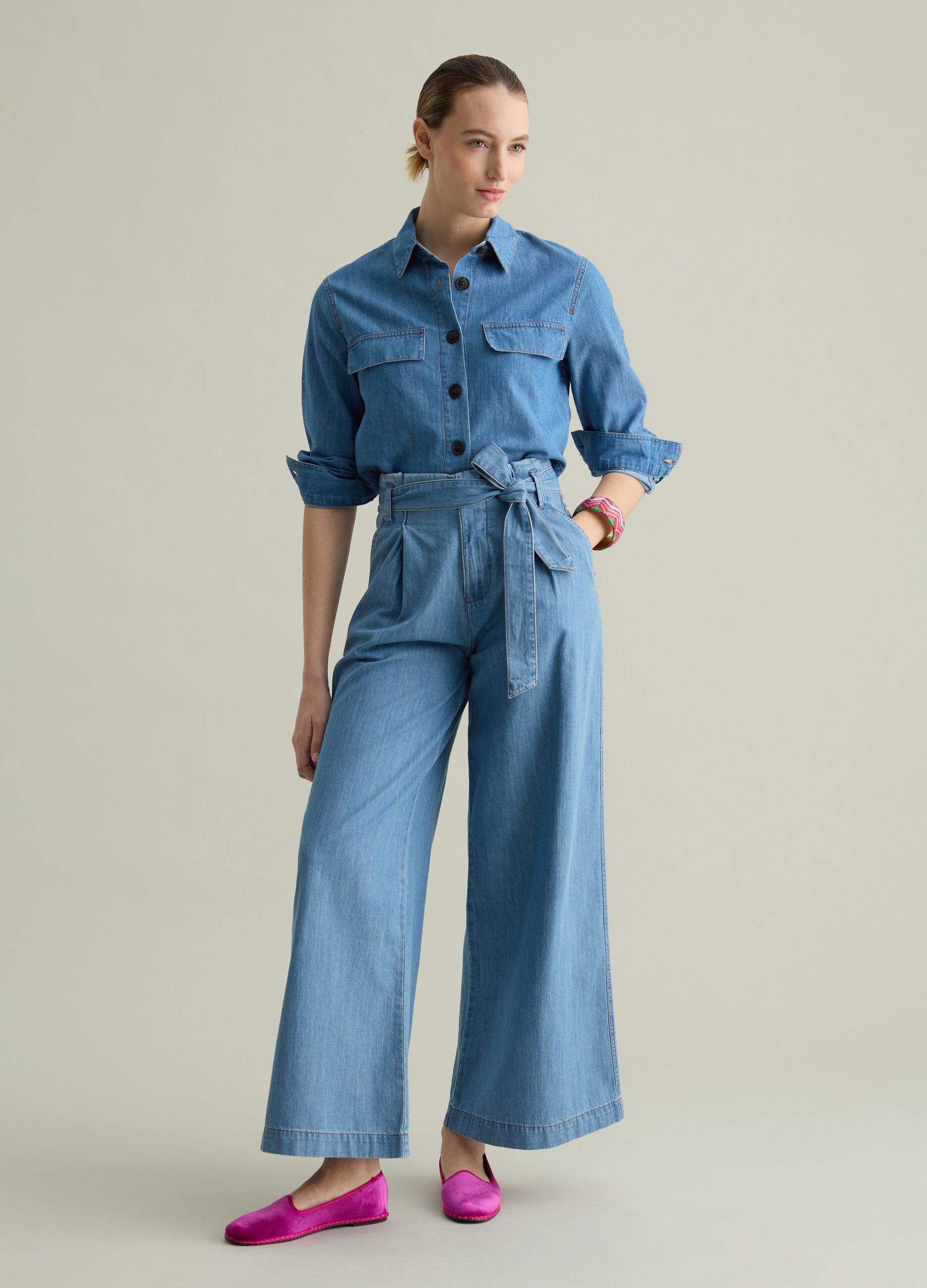 Fluid trousers in denim with darts