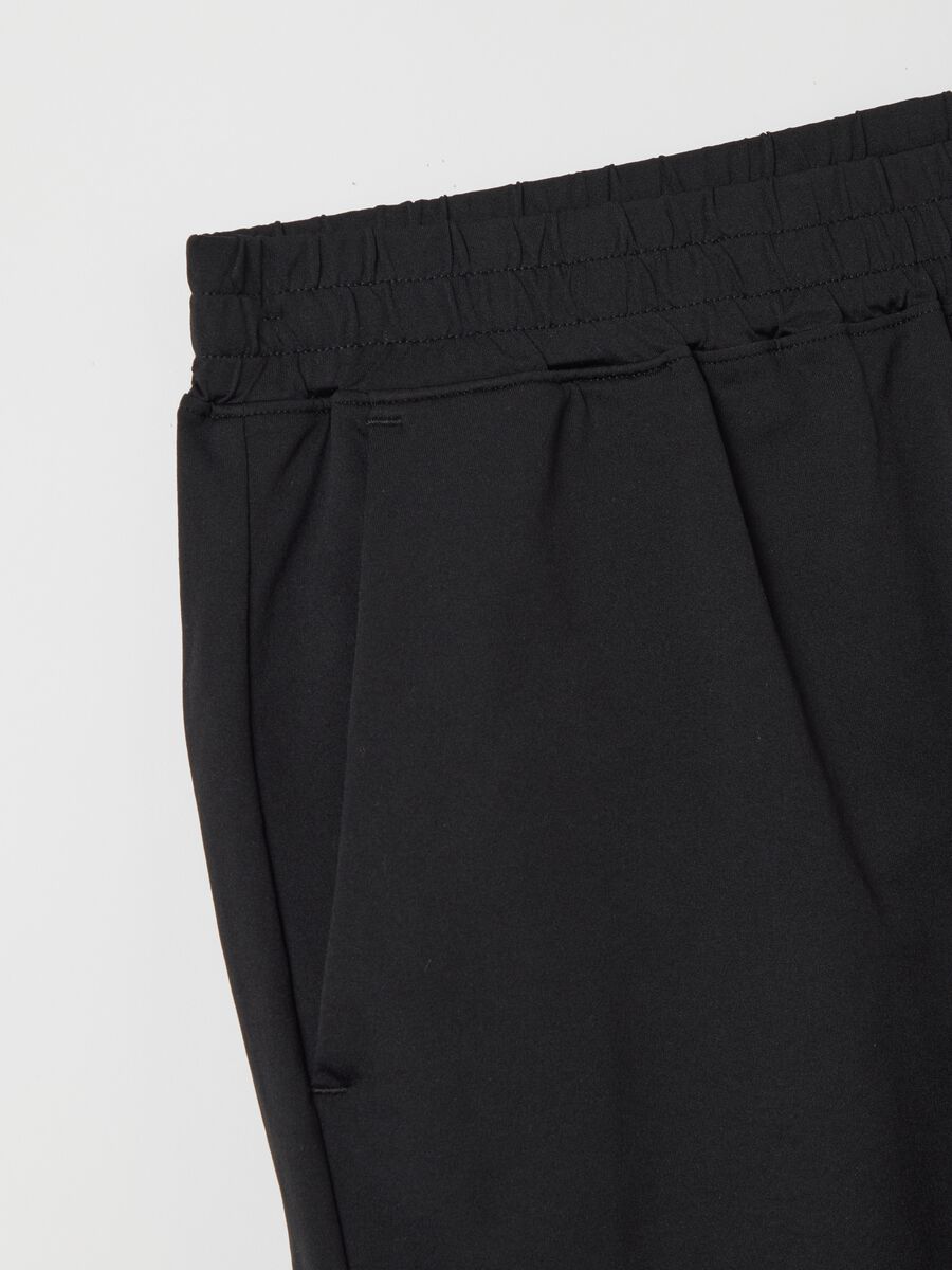 Black Bermuda joggers in stretch fabric_5