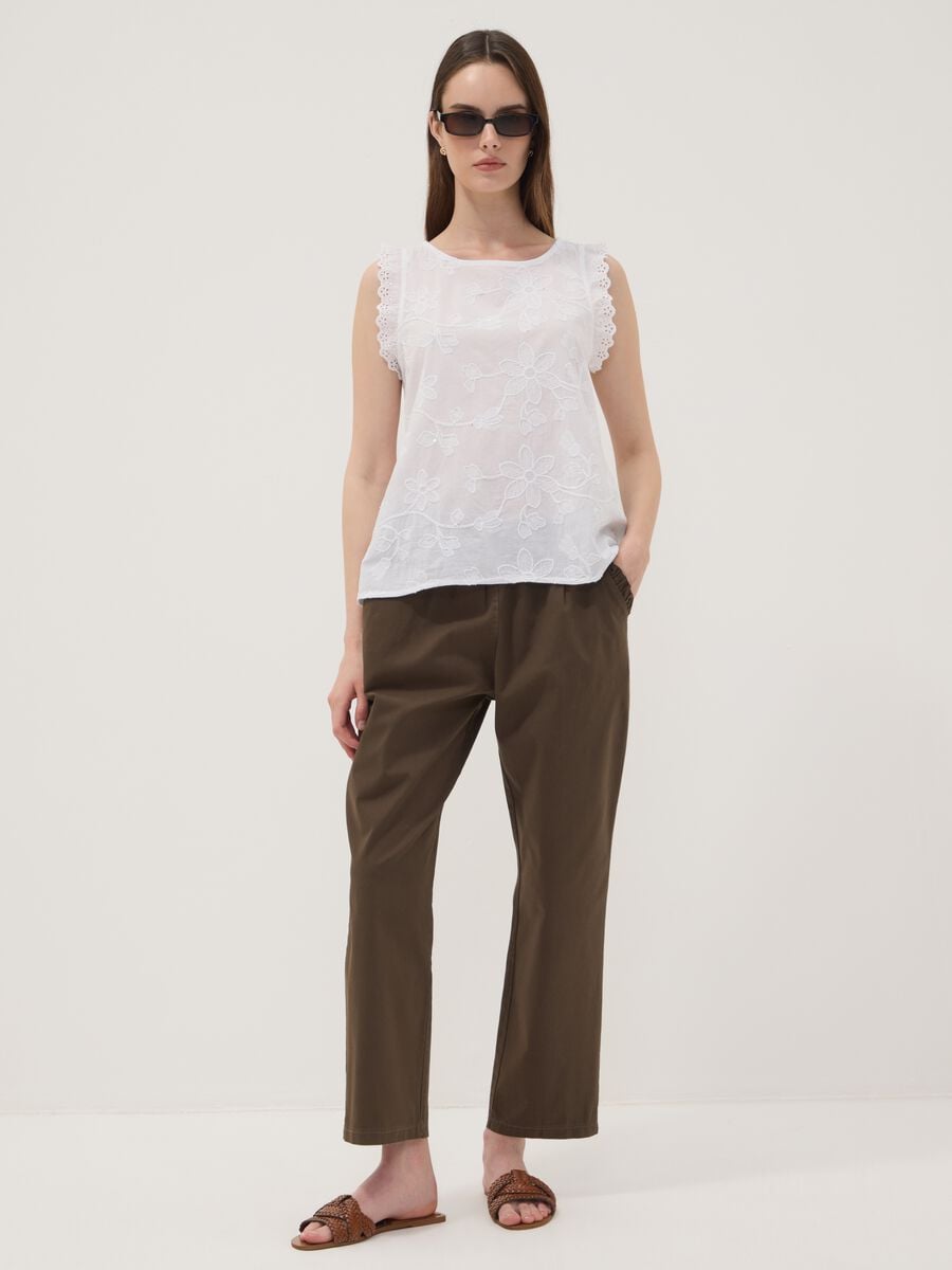 Blusa bianca in puro cotone con ricami floreali regular fit_2