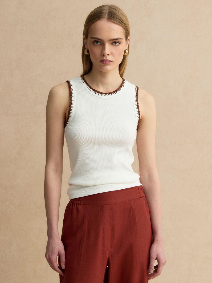 Canotta in cotone elasticizzato bianca regular fit con bordi ricamati_1
