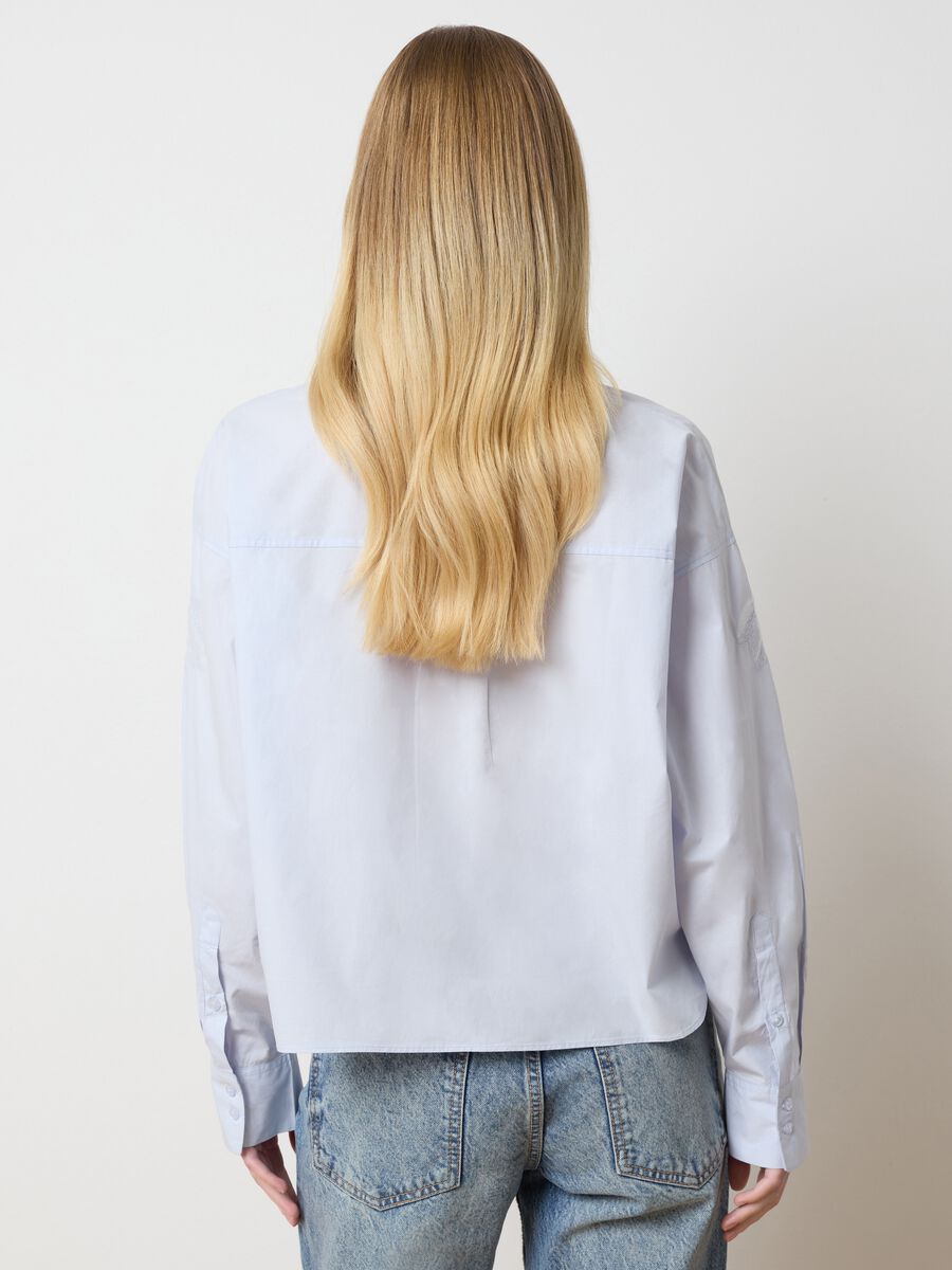 Light blue cropped shirt with floral embroidery_3