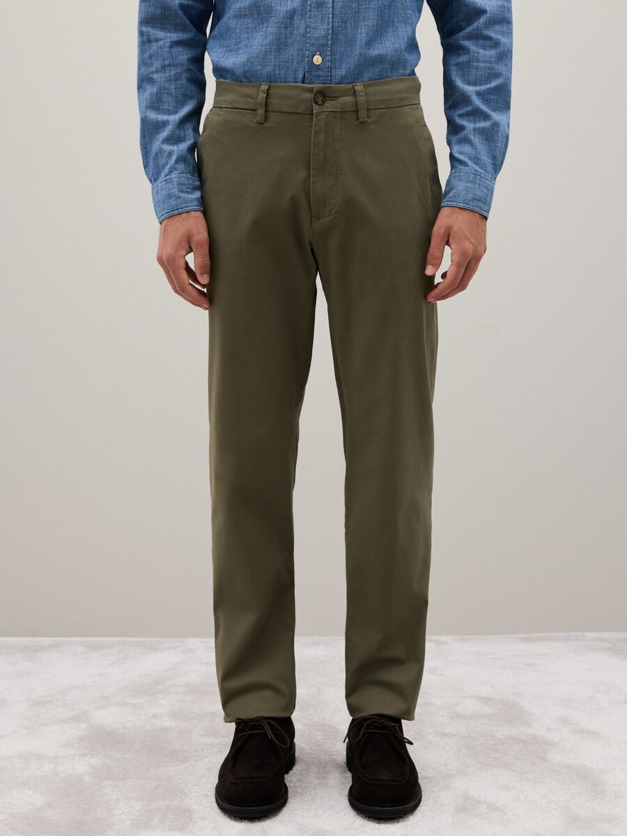 Green stretchy cotton trousers in regular fit_1