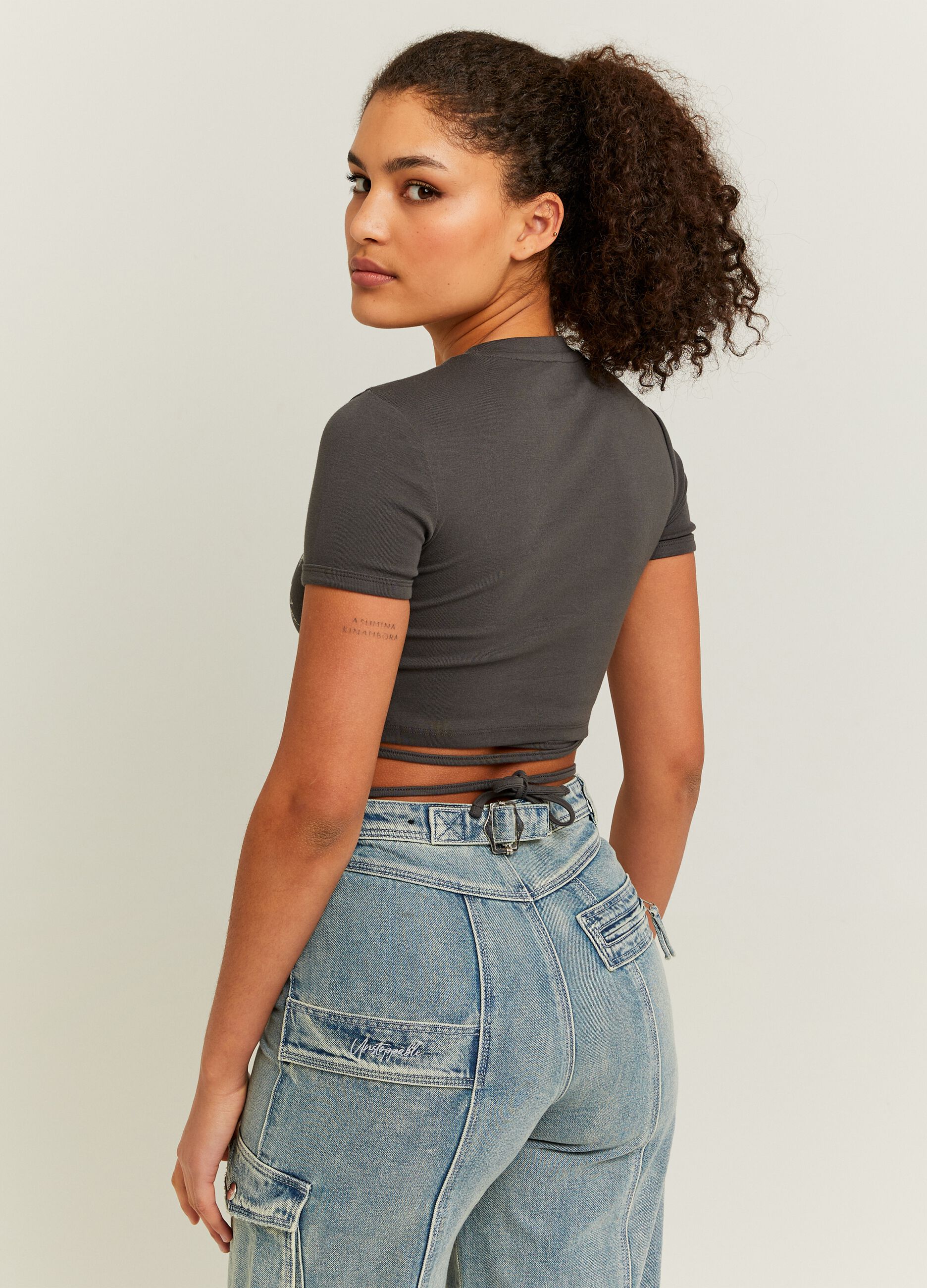Crop T-shirt with laces and bow print