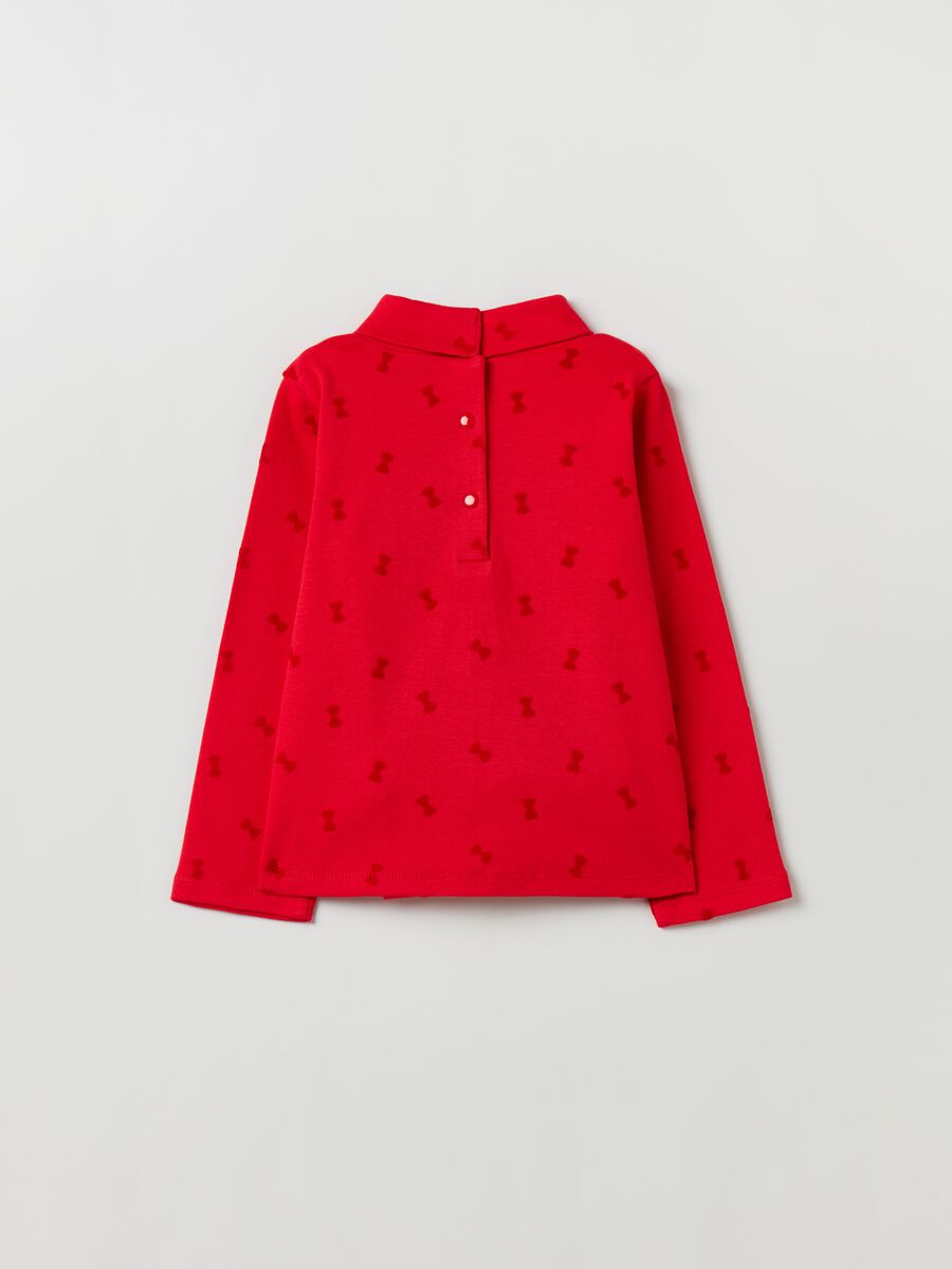 T-shirt a collo alto con stampa fiocchetti_1