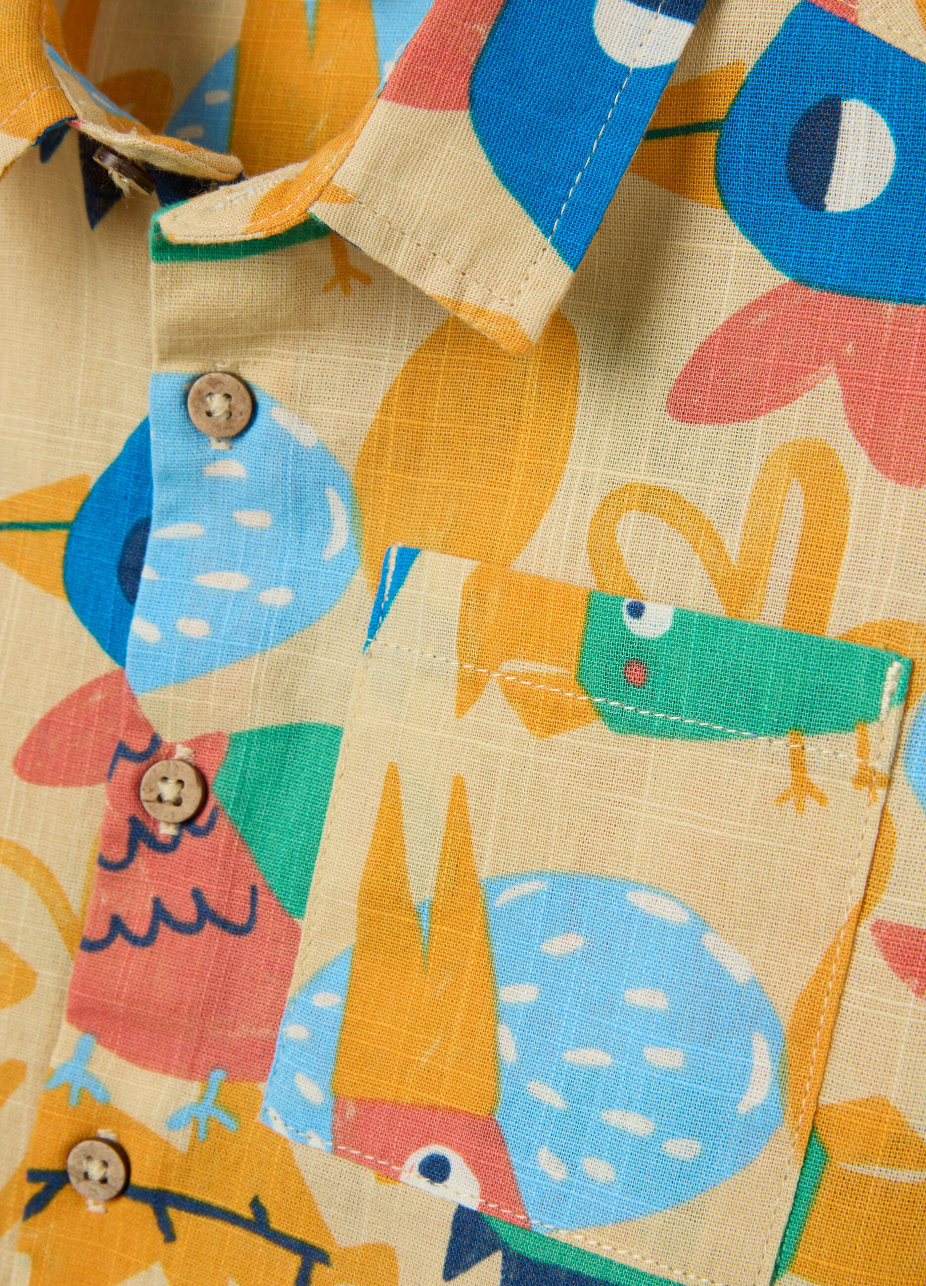 Camicia a maniche corte da bambino in puro cotone multicolor over fit con colletto classico